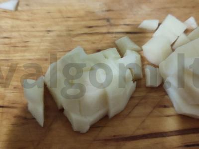 Sriuba su lydytu sūriu ir meatballs Žingsnis 1