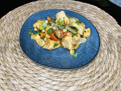 Vištiena su daržovėmis azijietiškai pagrindine nuotrauka