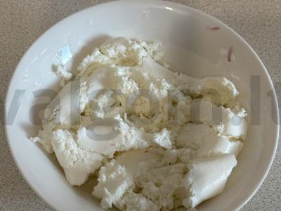 Vaikiškas varškės kremas su bananais, kokosų drožlėmis ir vanile Žingsnis 2