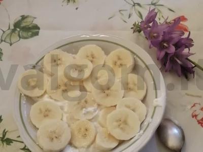 Vaikiškas varškės kremas su bananais, kokosų drožlėmis ir vanile pagrindine nuotrauka