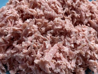 Pica ant sluoksniuoto tešlos su gaudos sūriu ir rūkytomis dešromis Žingsnis 1