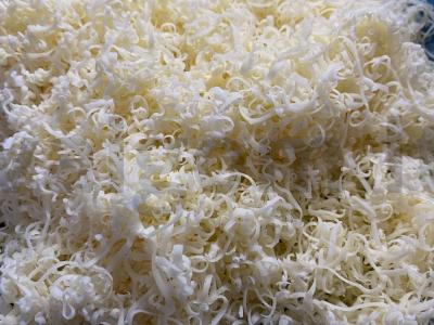 Pica ant sluoksniuoto tešlos su gaudos sūriu ir rūkytomis dešromis Žingsnis 2