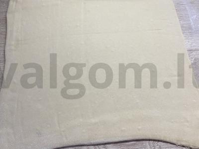 Pica ant sluoksniuoto tešlos su gaudos sūriu ir rūkytomis dešromis Žingsnis 4