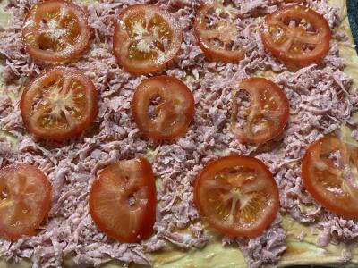 Pica ant sluoksniuoto tešlos su gaudos sūriu ir rūkytomis dešromis Žingsnis 7