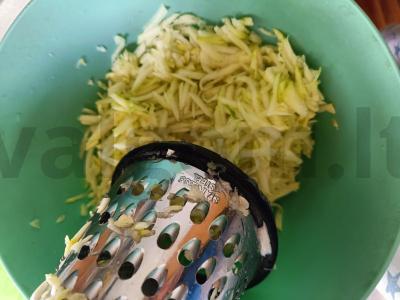 Vieniški cukinijų vafliai su kefyru Žingsnis 1