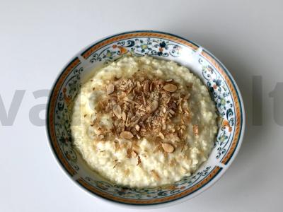 Pšenių košė su medumi ir migdolais pagrindine nuotrauka