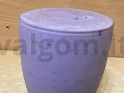 Pieno kokteilis su vaisiais ir uogomis pagrindine nuotrauka