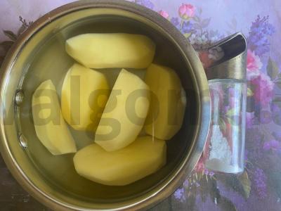 Patiekalas „Ani“ iš troškintų bulvių ir vištienos stripsų Žingsnis 1