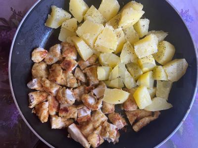 Patiekalas „Ani“ iš troškintų bulvių ir vištienos stripsų Žingsnis 7