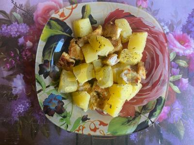 Patiekalas „Ani“ iš troškintų bulvių ir vištienos stripsų pagrindine nuotrauka