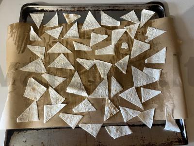 Traškūs čipsai iš armėniškos lavašo su džiovintu krapu, džiovintu česnaku ir rūkytąja paprika Žingsnis 1