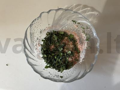 Traškūs čipsai iš armėniškos lavašo su džiovintu krapu, džiovintu česnaku ir rūkytąja paprika Žingsnis 2