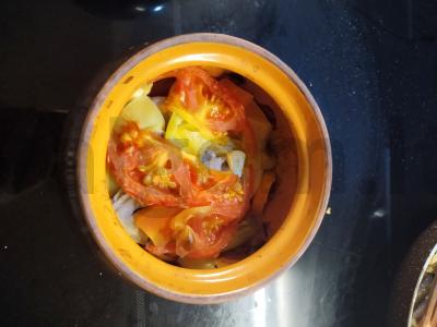 Kiaulienos troškinys su kaulais puode pagrindine nuotrauka