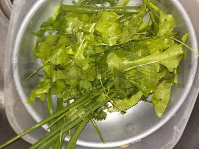 Krevetių salotos su žolelėmis ir varškės sūriu Žingsnis 2