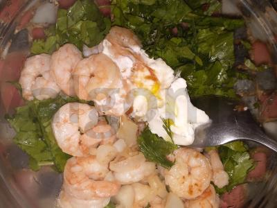 Krevetių salotos su žolelėmis ir varškės sūriu Žingsnis 4