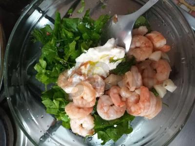 Krevetių salotos su žolelėmis ir varškės sūriu pagrindine nuotrauka