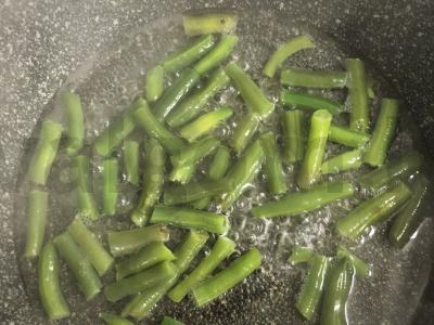 Pupelės, kepamos su kiaušiniais pusryčiams Žingsnis 1