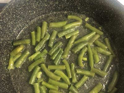 Pupelės, kepamos su kiaušiniais pusryčiams Žingsnis 2