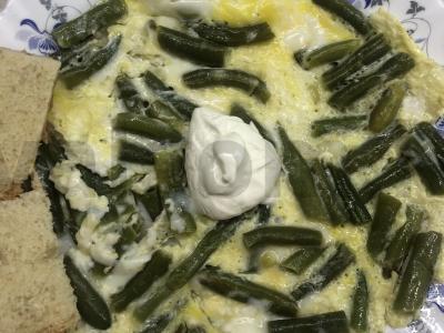 Pupelės, kepamos su kiaušiniais pusryčiams pagrindine nuotrauka