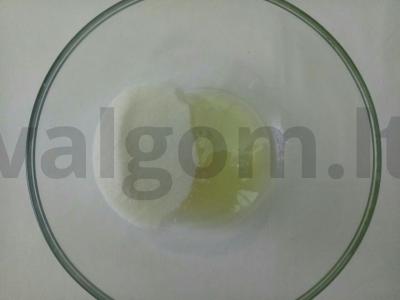 Saldžios vamzdeliai iš filo tešlos su merengė ir riešutais Žingsnis 2