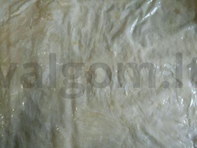 Saldžios vamzdeliai iš filo tešlos su merengė ir riešutais Žingsnis 3