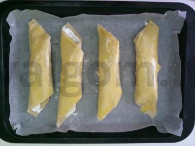 Saldžios vamzdeliai iš filo tešlos su merengė ir riešutais Žingsnis 4