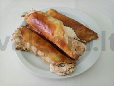 Saldžios vamzdeliai iš filo tešlos su merengė ir riešutais pagrindine nuotrauka