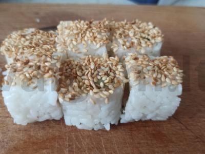 Ritinis su agurku ir karališkais krevetėmis pagrindine nuotrauka