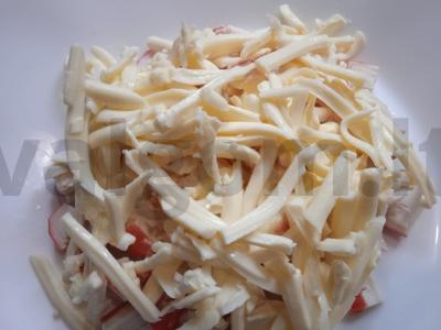 Salotas su marinuotais voveraitėmis ir krabų lazdelėmis Žingsnis 1