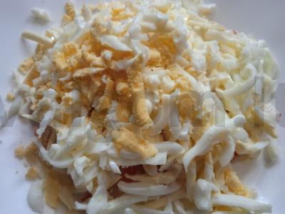 Salotas su marinuotais voveraitėmis ir krabų lazdelėmis Žingsnis 2