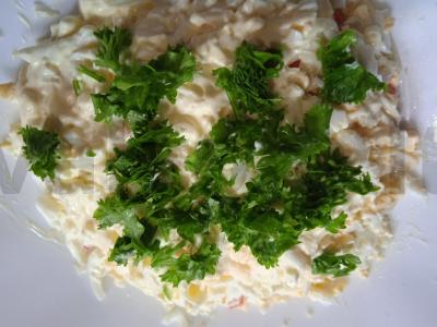 Salotas su marinuotais voveraitėmis ir krabų lazdelėmis Žingsnis 3