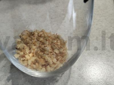 Greitas desertas iš biskvitinio pagrindo su varške ir linų sėmenimis Žingsnis 3