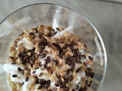 Greitas desertas iš biskvitinio pagrindo su varške ir linų sėmenimis pagrindine nuotrauka