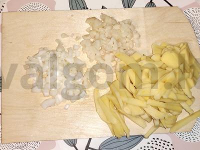 Keptas bulves su žiediniais kopūstais ir marinuotu agurku Žingsnis 1