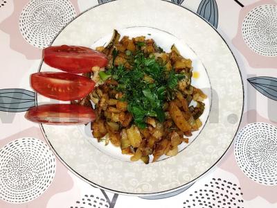 Keptas bulves su žiediniais kopūstais ir marinuotu agurku pagrindine nuotrauka