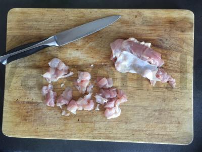 Šiltas salotas su vištiena ir kinoja Žingsnis 1