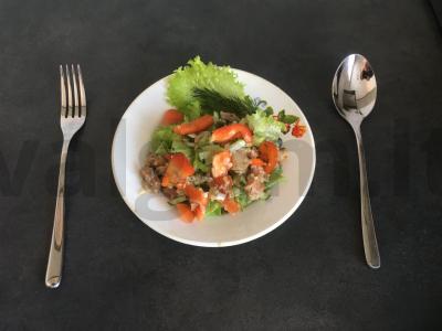 Šiltas salotas su vištiena ir kinoja pagrindine nuotrauka