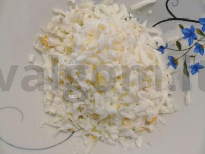 Salotas „Mimoza“ su konservuota upėtakiu ir obuoliu Žingsnis 2