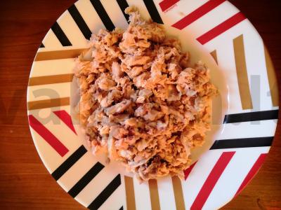 Salotas „Mimoza“ su konservuota upėtakiu ir obuoliu Žingsnis 4