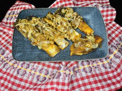 Keptas šamas su karamelizuotais svogūnais pagrindine nuotrauka