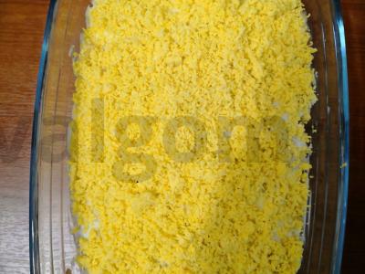 Salotas „Mimoza“ su konservuota upėtakiu ir obuoliu pagrindine nuotrauka