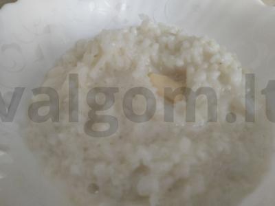 Pieninė ryžių košė sočiam pusryčiams pagrindine nuotrauka