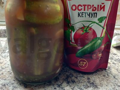 Aštrūs agurkai pomidorų padaže pagrindine nuotrauka