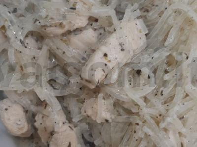 Funchosa su vištiena pagrindine nuotrauka