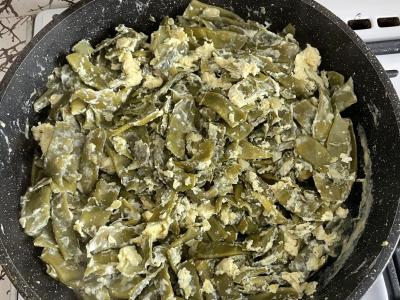 Žaliosios pupelės be prieskonių su kiaušiniais pusryčiams pagrindine nuotrauka