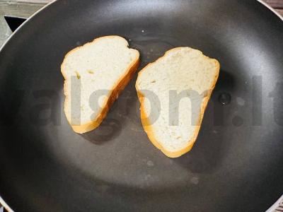 Brusketa su šonine ir lydytu sūriu „Užkandžiai“ Žingsnis 2