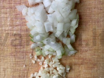 Nudelių patiekalas su krevetėmis ir sūriu Žingsnis 1