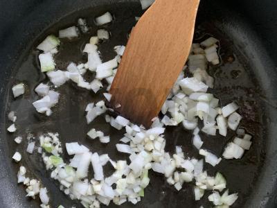 Nudelių patiekalas su krevetėmis ir sūriu Žingsnis 3