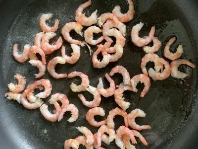 Nudelių patiekalas su krevetėmis ir sūriu Žingsnis 5