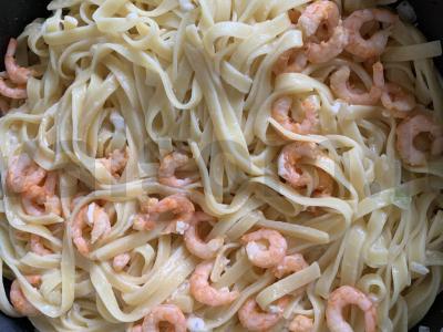 Nudelių patiekalas su krevetėmis ir sūriu Žingsnis 8